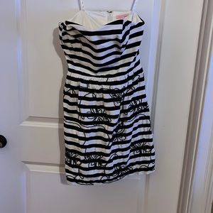 Lillly Pulitzer size 6 strapless dress. Fits like a size 4